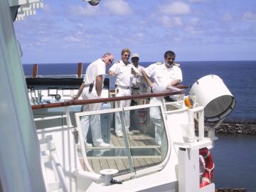 Captain&Crew-HawaiiCruise-Sep2001.jpg