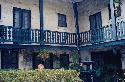 004-HiddenCourtyardBehindStores.jpg